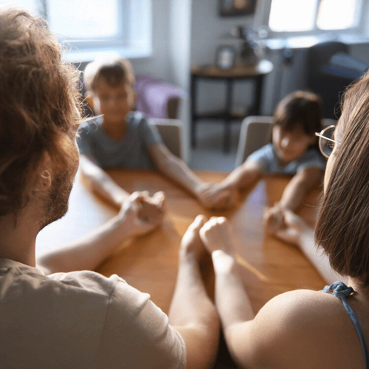 Famille se donnant la main.